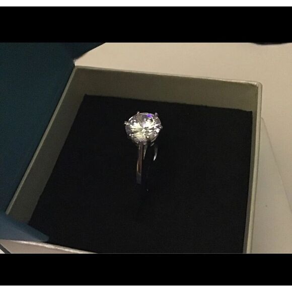 Gorgeous 1.5 Carat Round Cut Sim Diamond Solitaire Engagement Ring Sz 8~925 SS - Picture 3 of 4